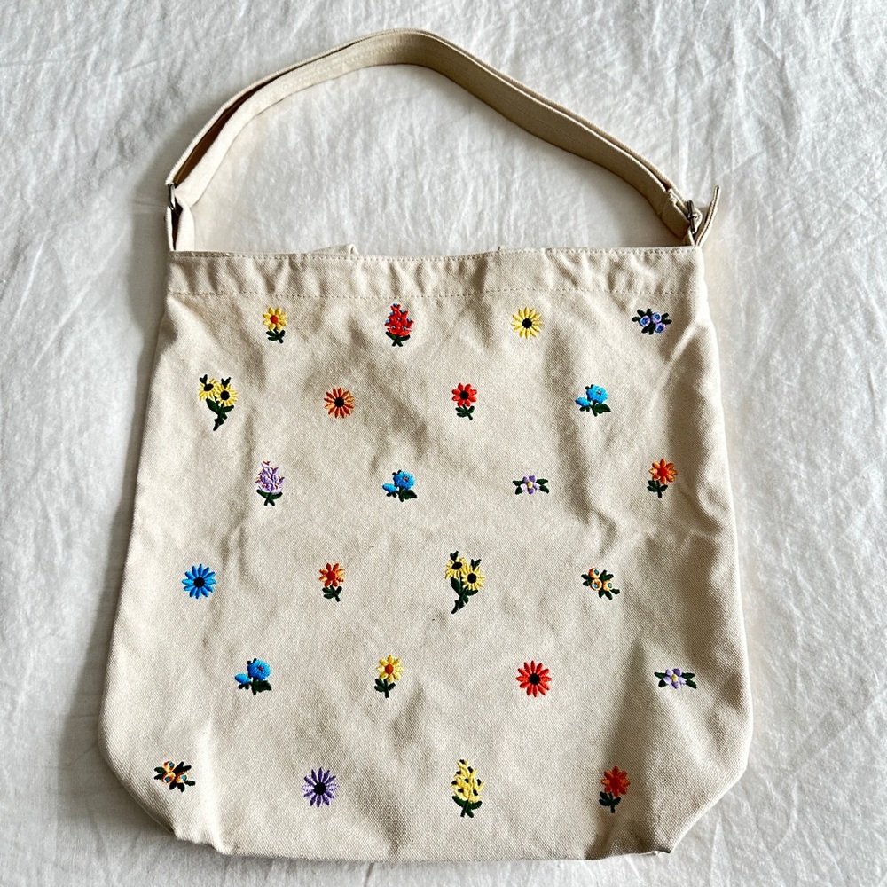 BAGGU Cream Shoulder Bag with Floral Embroidery